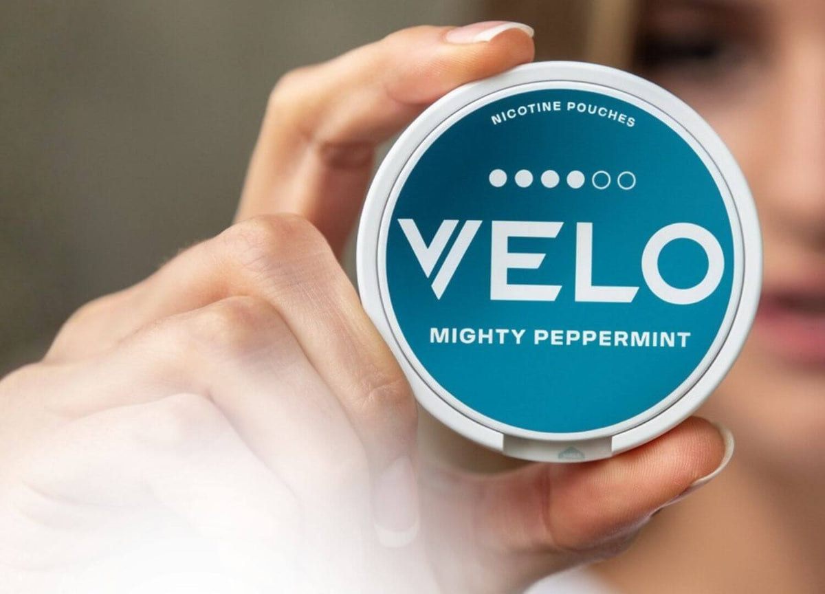 Bílá dóza Velo Mighty Peppermint v ruce