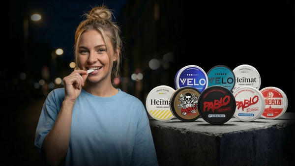 Frau mit Nicotine Pouch im Mund, dahinter Dosen von Velo, Heimat, Pablo und Serri Snus in verschiedenen Geschmacksrichtungen